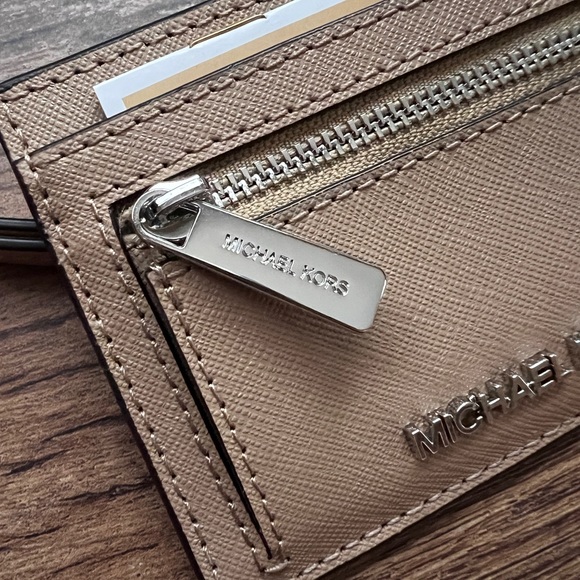 NEW‼️ MICHAEL KORS Jet Set Travel Saffiano Leather Card Case Lanyard NWT - Picture 5 of 16